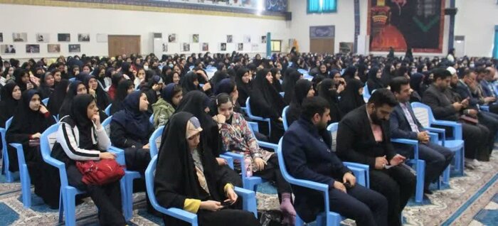 جشن تکلیف۵۵۰ دانش‌آموز دختر رای اولی اسلامشهر برگزار شد