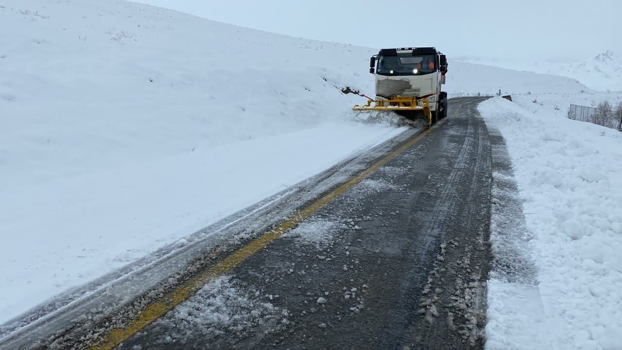 راه های کوهستانی همدان لغزنده و مه آلود است