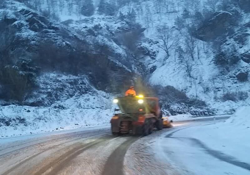 تردد از گردنه های چری و شاه منصوری کوهرنگ  فقط با زنجیر چرخ امکان پذیر است