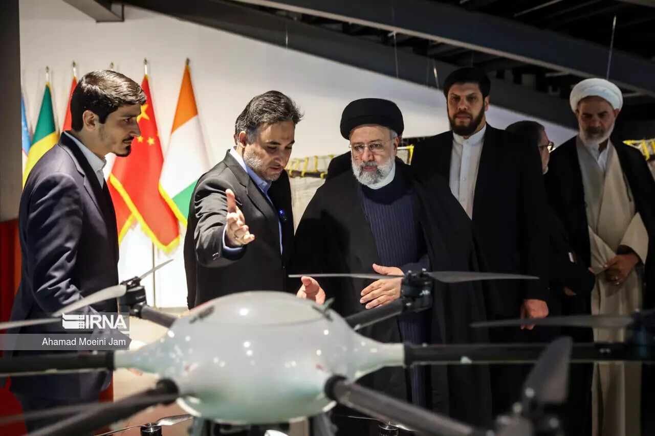 رئيس الجمهورية يزور "بيت الحداثة والتكنولوجيا الايراني" بمعرض طهران الدولي