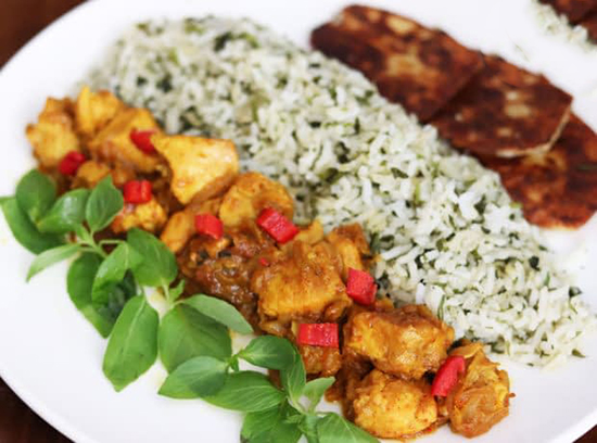 طرز تهیه گشنیز پلو با مرغ زعفرانی