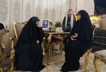 دستیار رئیس‌جمهور با خانواده ۲شهید امنیت و مدافع حرم در مشهد دیدار کرد