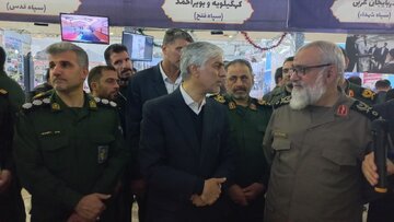 بازدید کیومرث هاشمی از نمایشگاه فعالیت‌ها و دستاوردهای ورزش سپاه