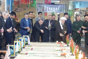 استاندار کرمانشاه به شهدای پاوه ادای احترام کرد