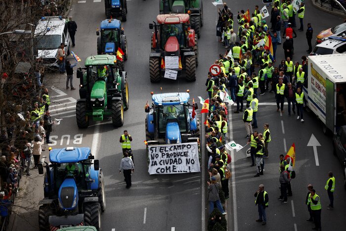 تظاهرات تراکتوری در اسپانیا به مخالفت با بروکراسی پیچیده و قوانین محیط زیستی