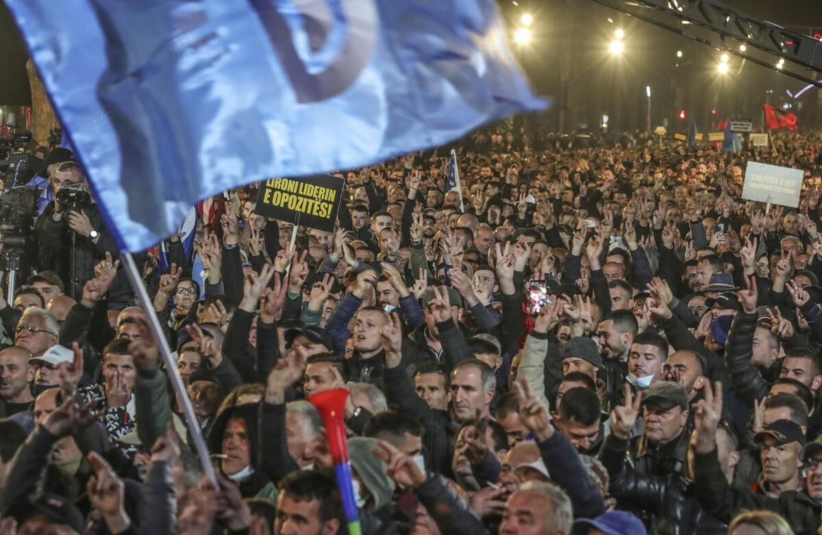 تظاهرات هزاران مخالف آلبانیایی و حمله با کوکتل مولوتوف به ساختمان دولت تیرانا