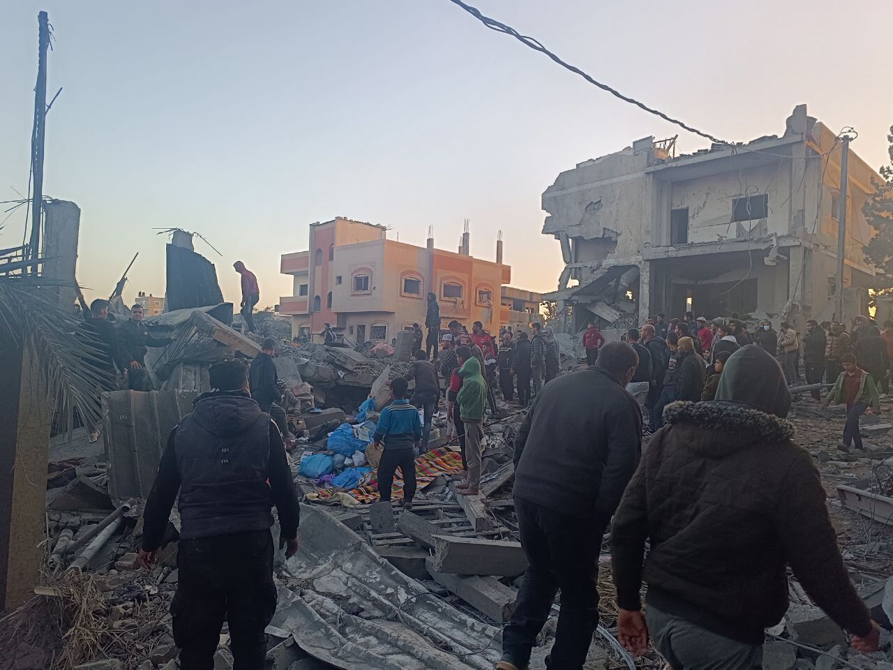 52 شهيدا في القصف الإسرائيلي المتواصل على منازل بالمنطقة الوسطى من قطاع غزة منذ مساء أمس