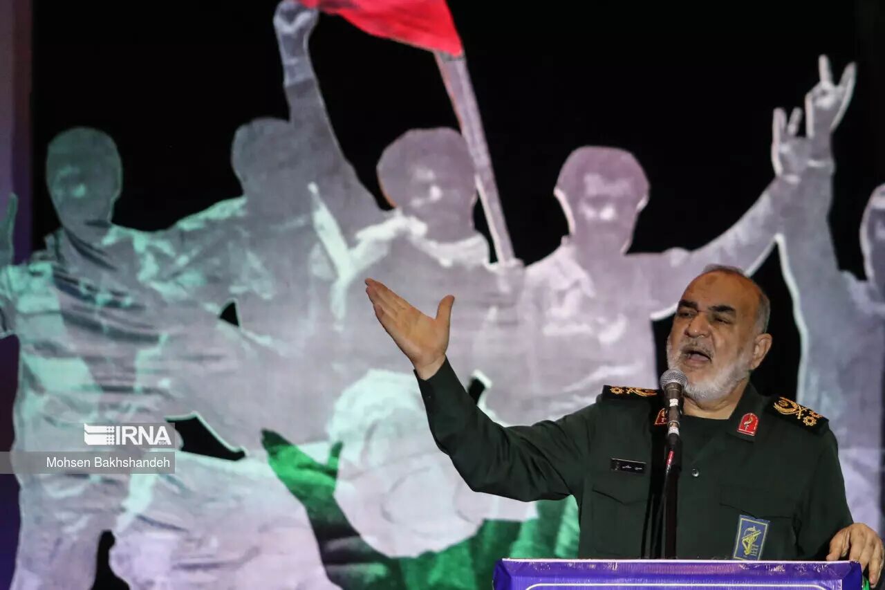 اللواء سلامي: العدو يحاول عزل إيران، لكننا نرسل الأقمار الاصطناعية الى الفضاء