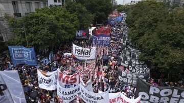 هزاران نفر در اعتراض به افزایش فقر و گرسنگی در آرژانتین تظاهرات کردند