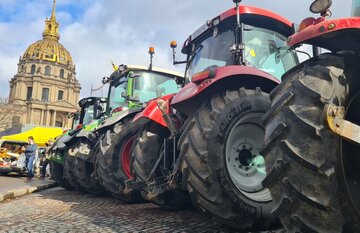France :  les agriculteurs en colère mènent des opérations escargot avant le Salon de l'agriculture