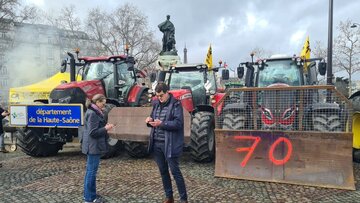 Salon de l’Agriculture : Les tracteurs à Paris contre la présence de Macron