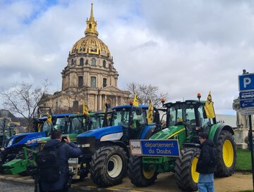 Salon de l’Agriculture : Les tracteurs à Paris contre la présence de Macron