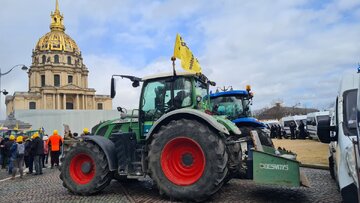Salon de l’Agriculture : Les tracteurs à Paris contre la présence de Macron