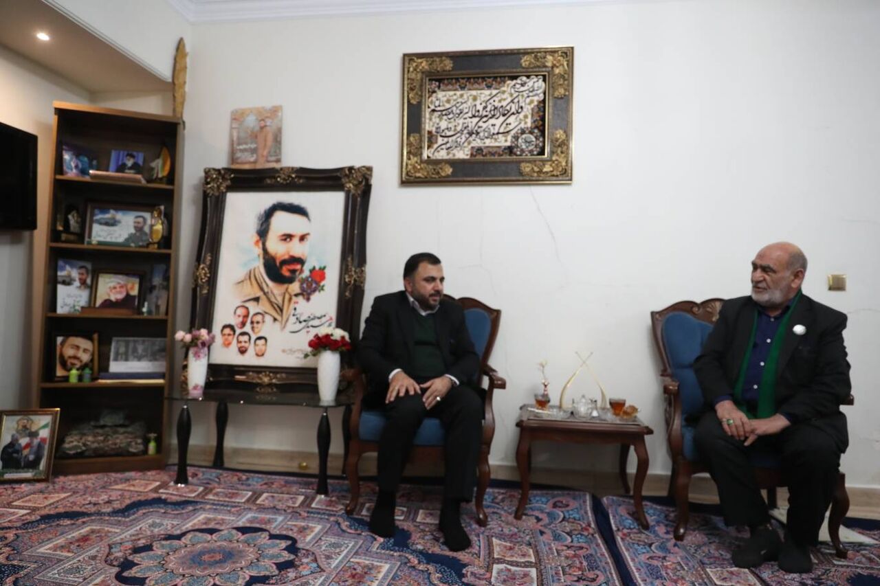 وزیر ارتباطات به دیدار خانواده شهید مدافع حرم رفت
