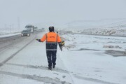 راهداران چهارمحال و بختیاری به ۳۵۰ خودرو گرفتار در برف امداد رسانی کردند