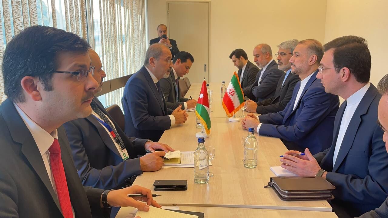 وزير الخارجية الايراني يلتقي نظيريه الأردني والکویتی في جنيف