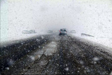 ادامه اختلال تردد در آزاد راه ساوه - تهران/ راه پنج روستای ساوه مسدود است