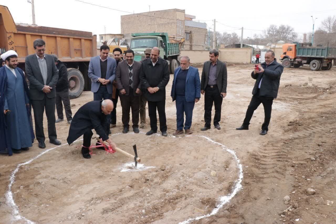 ساخت یک باب مدرسه خیری در مهریز یزد آغاز شد