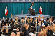 Encuentro de un grupo de votantes primerizos y familiares de mártires con el Líder de la Revolución Islámica