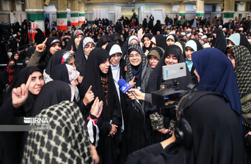 Encuentro de un grupo de votantes primerizos y familiares de mártires con el Líder de la Revolución Islámica