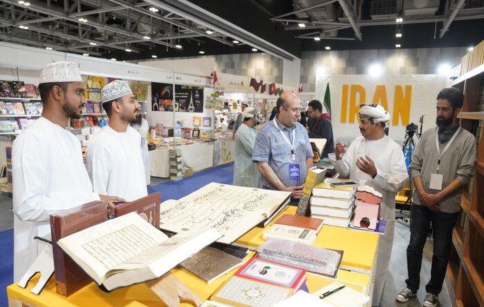 وزیر اطلاع‌رسانی عمان از غرفه ایران در نمایشگاه کتاب مسقط بازدید کرد