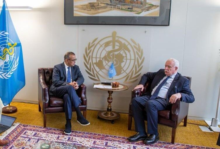 Der palästinensische Außenminister und der Chef der Weltgesundheitsorganisation beraten sich