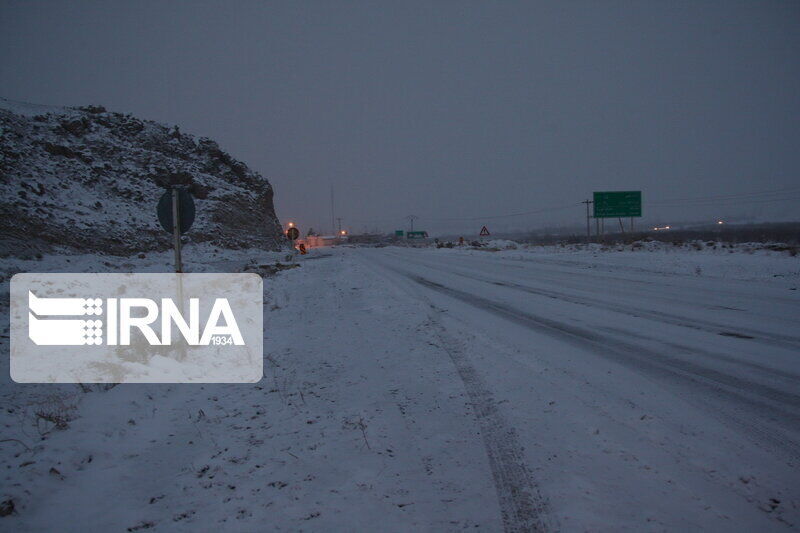 برف و یخبندان ۲ جاده اصلی شمال کرمان را مسدود کرد