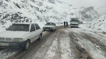 جاده قم به اراک به دلیل کولاک و یخبندان مسدود است