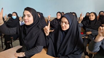 فیلم- شوق انتخاب رای اولی ها،انگشتانی که به سربلندی ایران اشاره می کنند