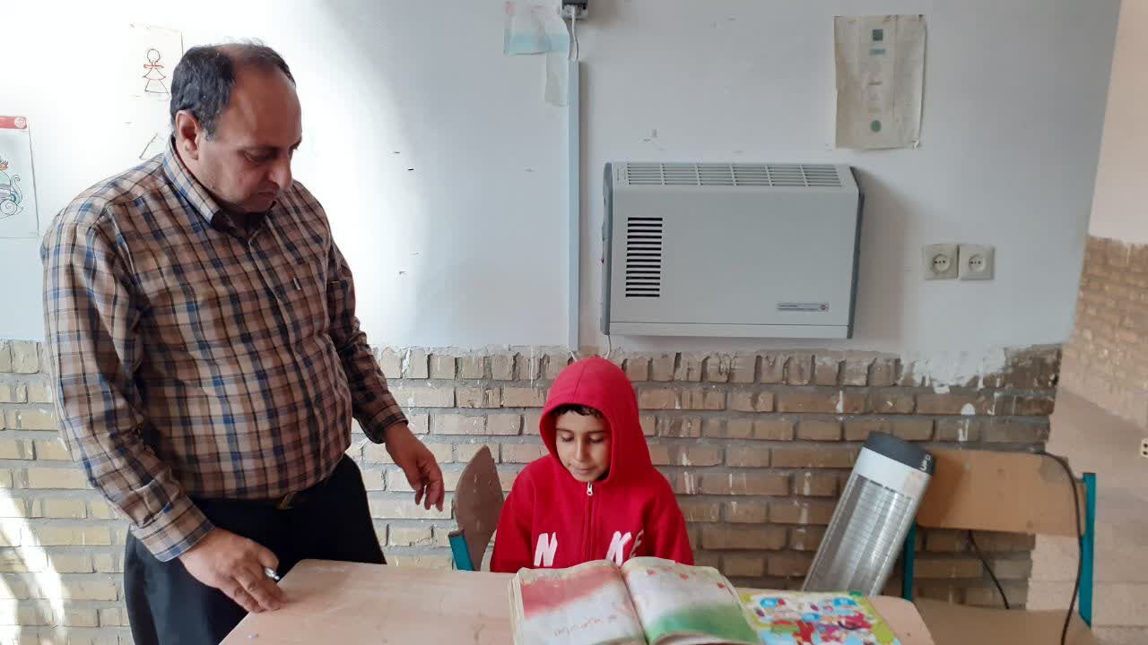 فیلم/ مدرسه‌ای با یک معلم و یک دانش‌آموز در روستای "چاه‌سوخته" ششتمد خراسان رضوی