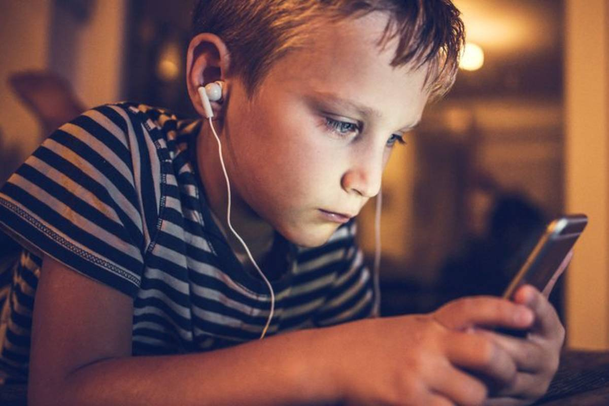 مادران تلفنهمراه خود را به کودکشان بدهند یا خیر؟