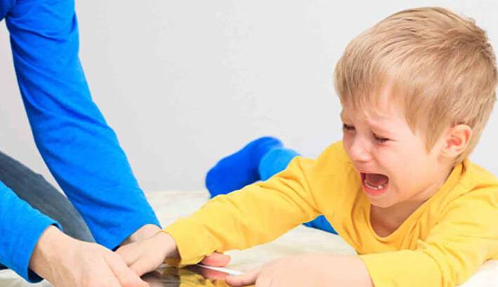 مادران تلفنهمراه خود را به کودکشان بدهند یا خیر؟