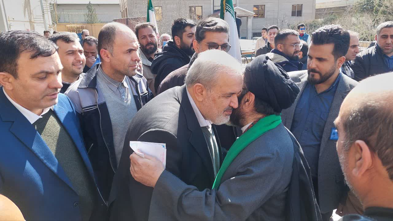 وزیر صمت در شهرک صنعتی شمس آباد شهرستان ری رای خود را به صندوق انداخت