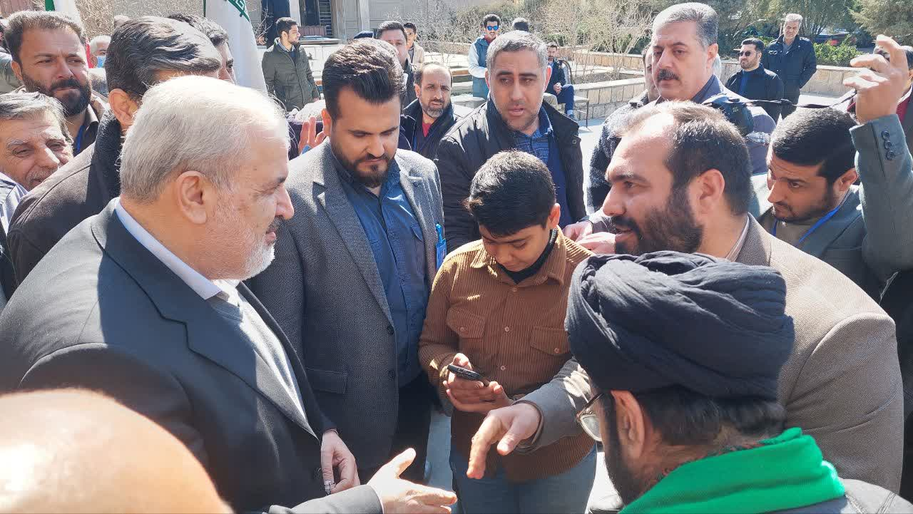 وزیر صمت در شهرک صنعتی شمس آباد شهرستان ری رای خود را به صندوق انداخت