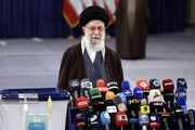 El Ayatolá Jamenei deposita su voto en las elecciones parlamentarias