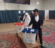 ۲ عروس و داماد در گناباد و بجستان رای خود را به صندوق انداختند+فیلم