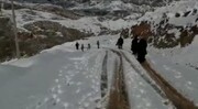 فیلم/ عبور از برف و یخ برای رسیدن به صندوق رای با پای پیاده