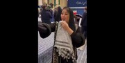 اشک شادمانی خبرنگار زن مسیحی پس از دریافت چفیه رهبر معظم انقلاب جهانی شد + فیلم