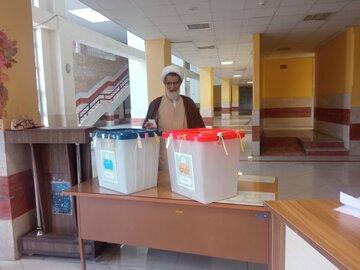 امام جمعه شهرکرد: شرکت در انتخابات پایه‌های نظام را مستحکم می‌کند
