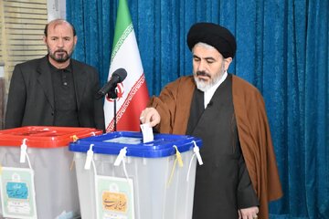نماینده ولی فقیه در آذربایجان‌غربی رای خود را به صندوق انداخت