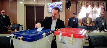 استاندار کهگیلویه وبویراحمد رای خود را به صندوق انداخت