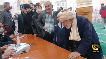 فیلم(۱۲) | پیرمرد ۱۰۰ ساله تربت حیدریه رای خود را به صندوق انداخت