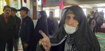 فیلم ۴ | تلاش در خور تحسین بانوی ۱۰۱ ساله بوشهری برای رای دادن