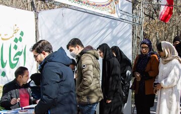 استقبال دانشجویان دانشگاه تبریز از رای گیری در محوطه دانشگاه