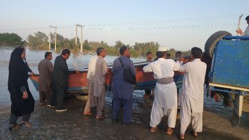 فیلم| انتقال صندوق‌های رای در مناطق سیلزده چابهار و دشتیاری با قایق