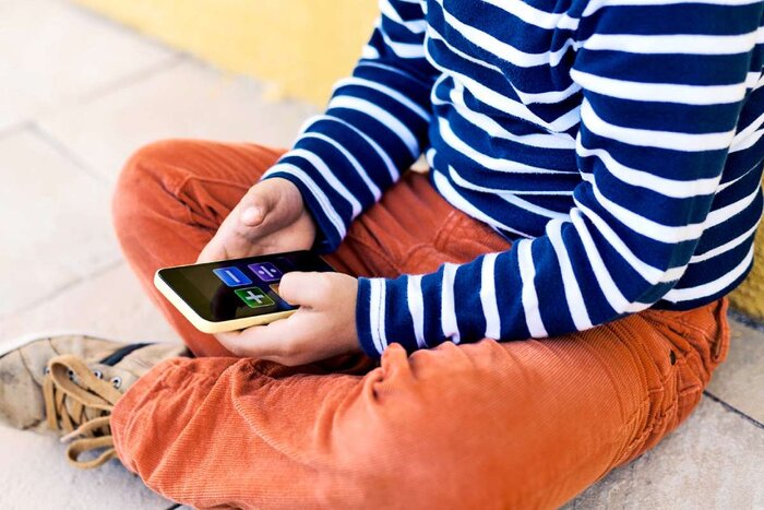 مادران تلفنهمراه خود را به کودکشان بدهند یا خیر؟