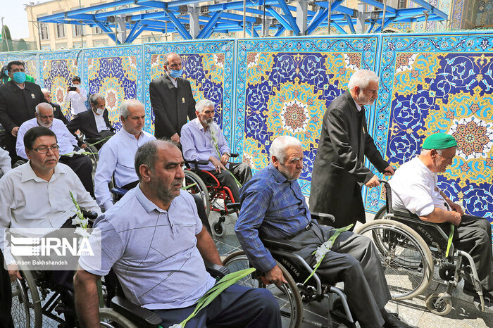 با قلبهای پیوسته به پای انقلاب نشسته