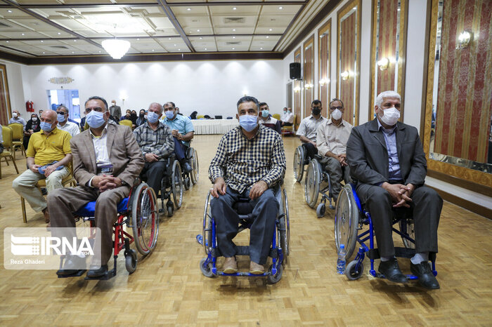 با قلبهای پیوسته به پای انقلاب نشسته