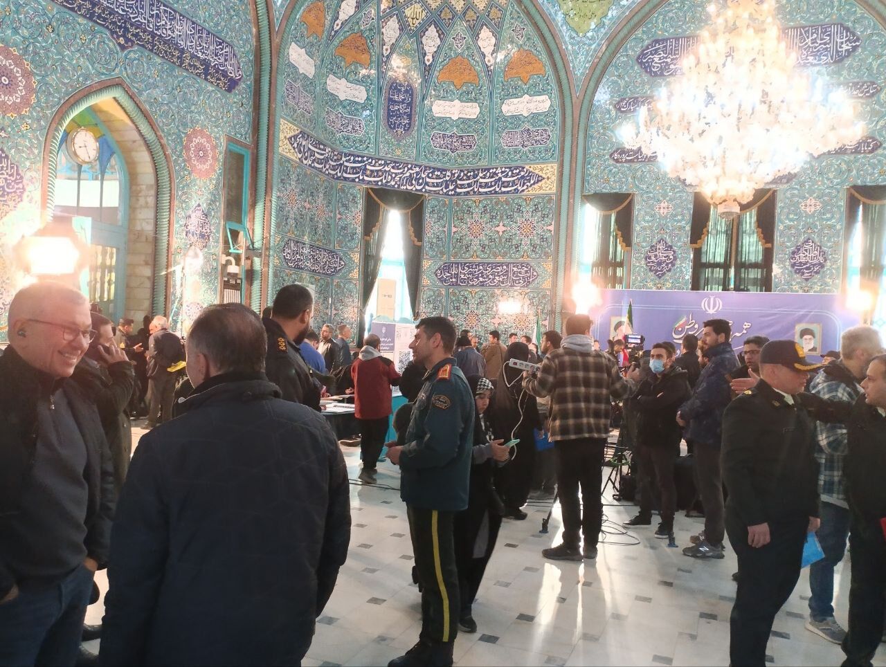 حضور خبرنگاران خارجی در حسینیه ارشاد تهران برای پوشش انتخابات