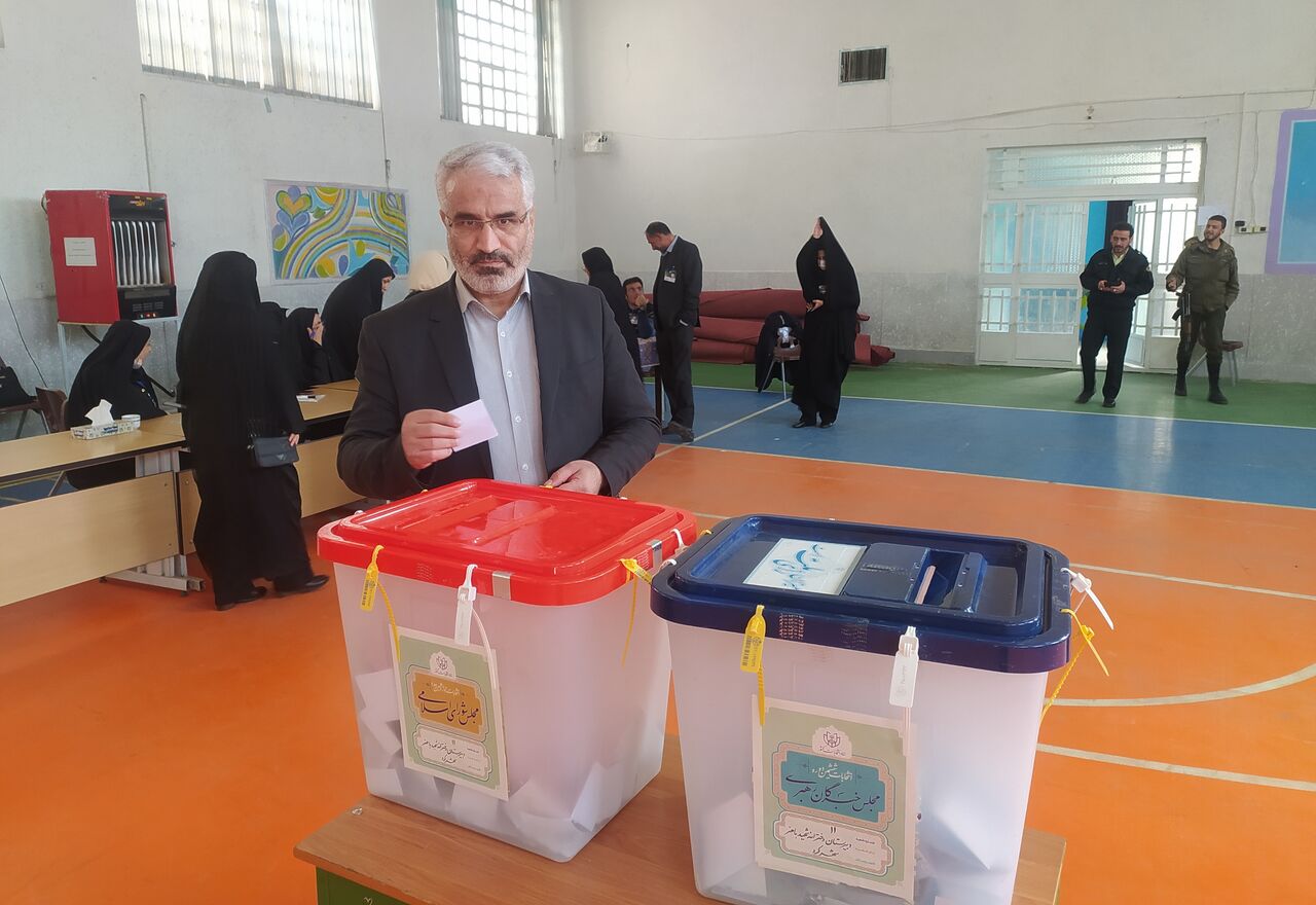رییس ستاد انتخابات چهارمحال و بختیاری رأی خود را در صندوق انداخت